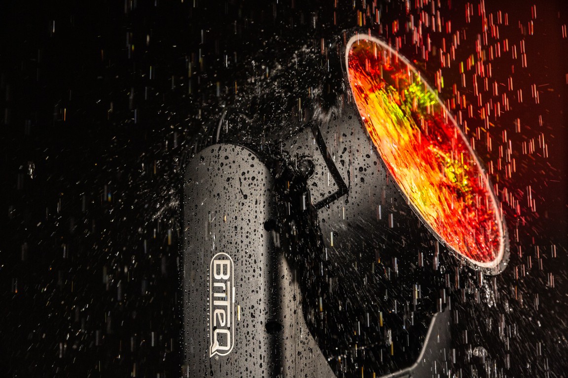 Krachtige en robuuste outdoor moving wash uitgerust met 19x50W RGBL LED's, volledig pixelgestuurd via DMX, Artnet & sACN. Standaard uitgerust met draadloze DMX. Met een verbeterde zoomsnelheid! - BTI-BLIZZARD WASH2s