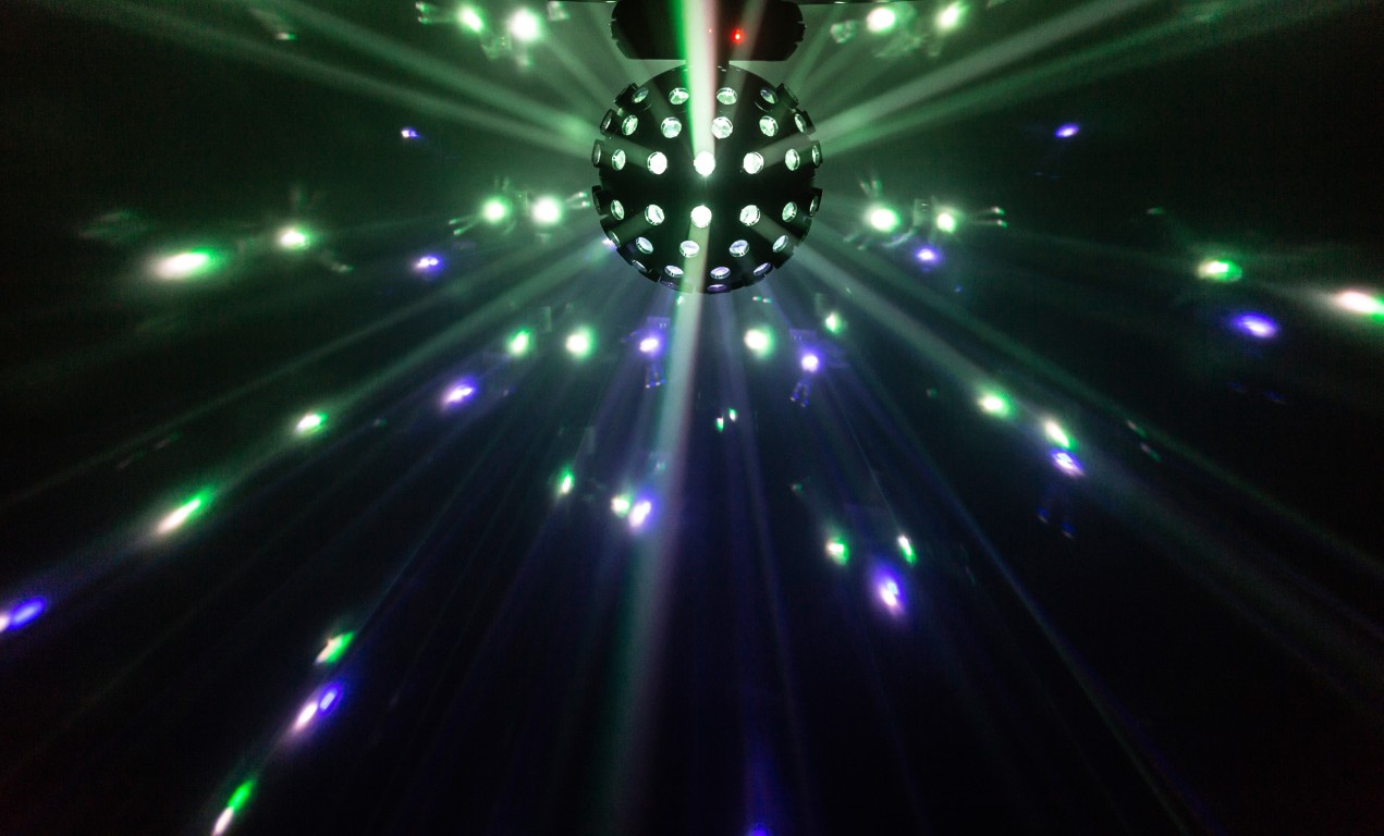 LED GLOBE is het perfecte alternatief voor de klassieke spiegelbol met pinspots! - LED GLOBE