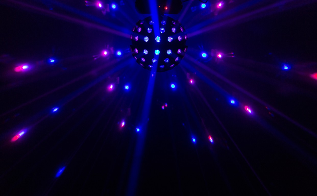LED GLOBE is het perfecte alternatief voor de klassieke spiegelbol met pinspots! - LED GLOBE