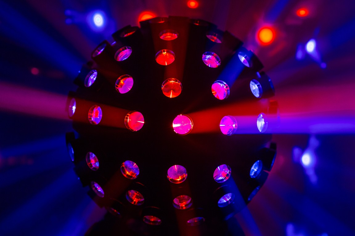 LED GLOBE is het perfecte alternatief voor de klassieke spiegelbol met pinspots! - LED GLOBE