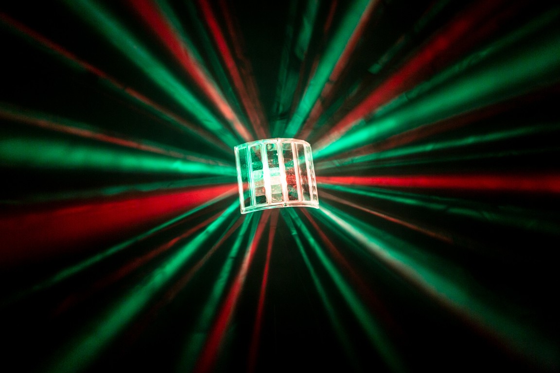 Een zeer veelzijdig en dynamisch RGBW-lichteffect voor al uw thuisfeesten - USB DERBY