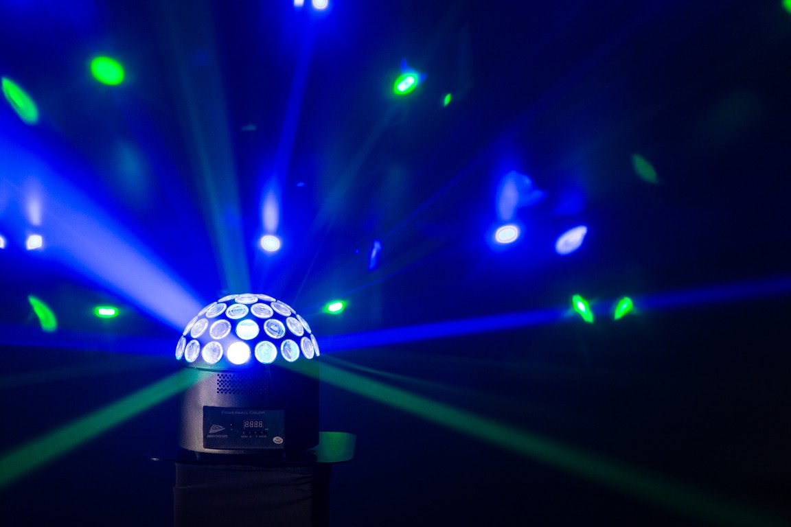 Krachtig 200W LED alternatief voor de klassieke spiegelbol met pinspots! Creëert DMX-, manuele of geluid gestuurde kleurrijke ronddraaiende lichtbundels. - POWERBALL COLOR