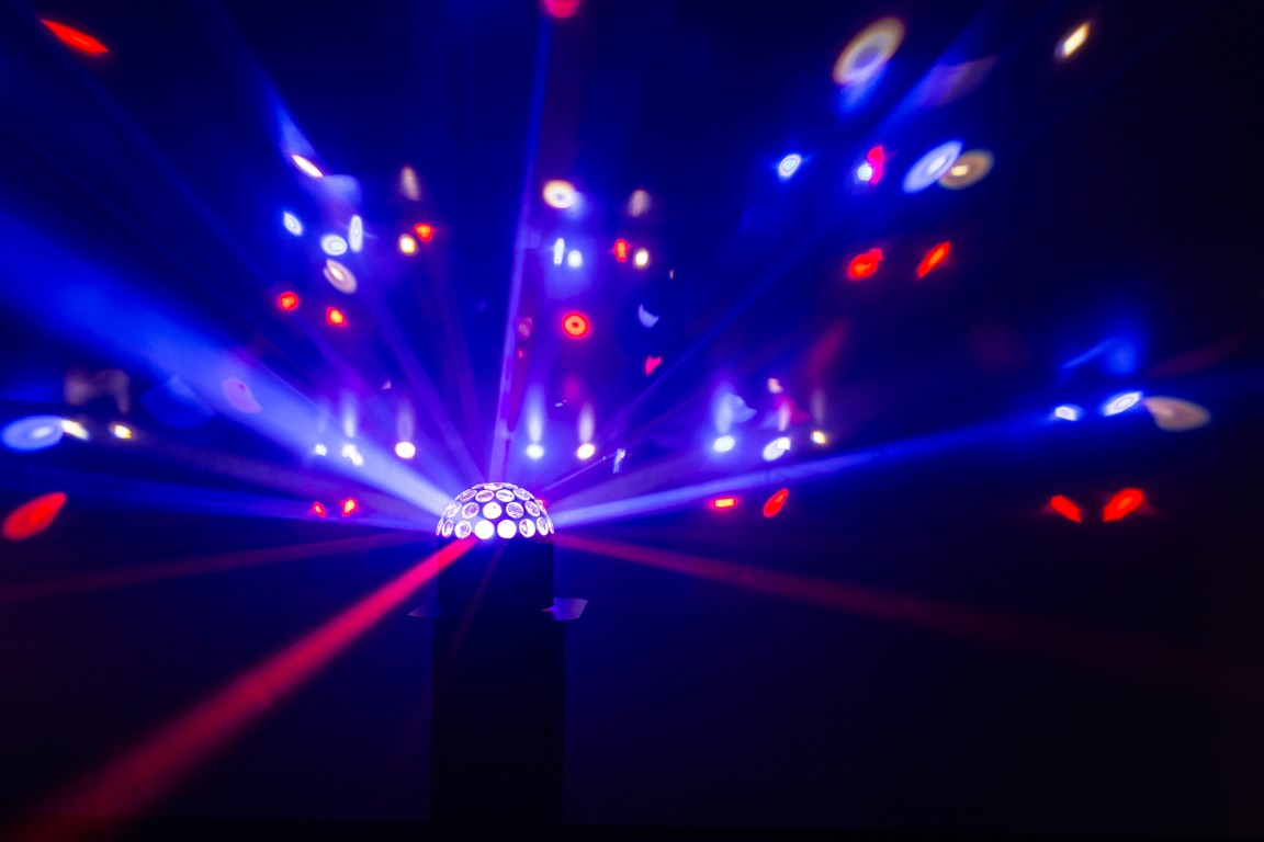 Krachtig 200W LED alternatief voor de klassieke spiegelbol met pinspots! Creëert DMX-, manuele of geluid gestuurde kleurrijke ronddraaiende lichtbundels. - POWERBALL COLOR