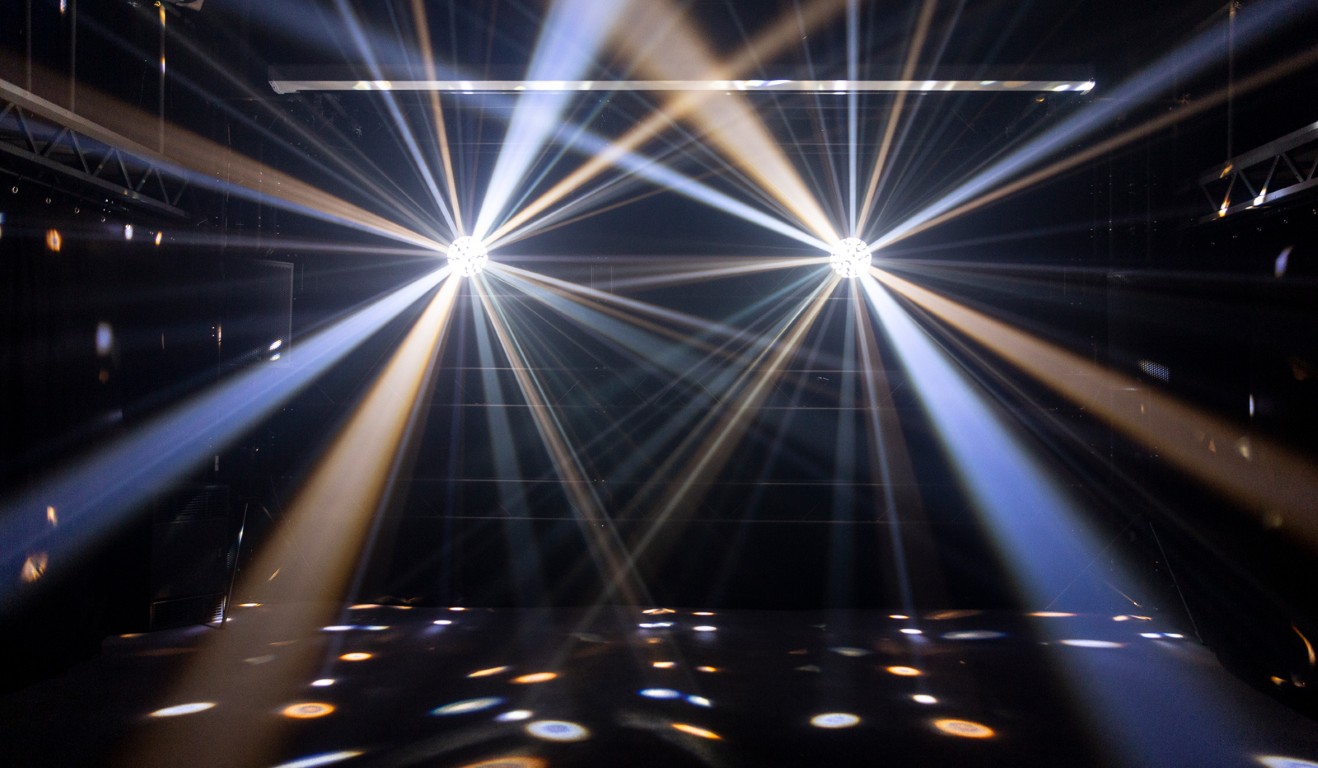 Krachtig 200W LED alternatief voor de klassieke spiegelbol met pinspots! DMX-gestuurde koud- en warmwitte ronddraaiende stralen. - POWERBALL WHITE