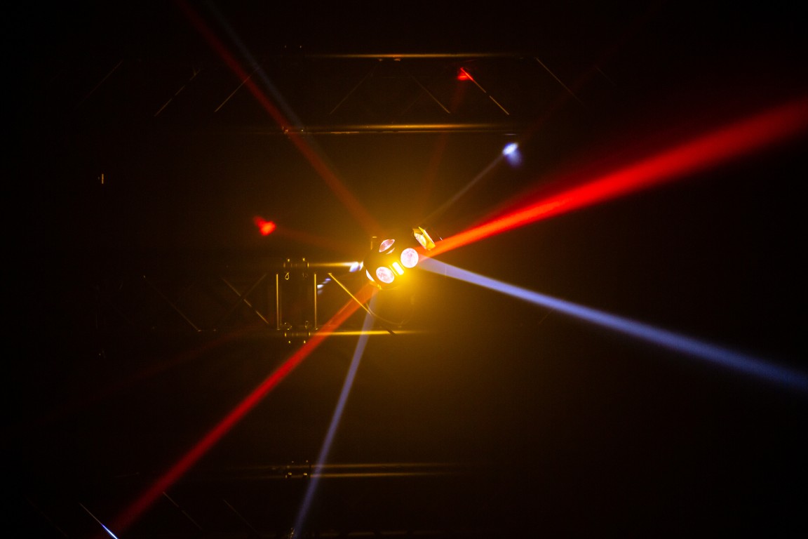 Verbluffend 4-in-1 multi-lichteffect: lasers, strobe LEDs, RGBW LEDs en RGB LEDs met mooie chase patronen - UFO X4