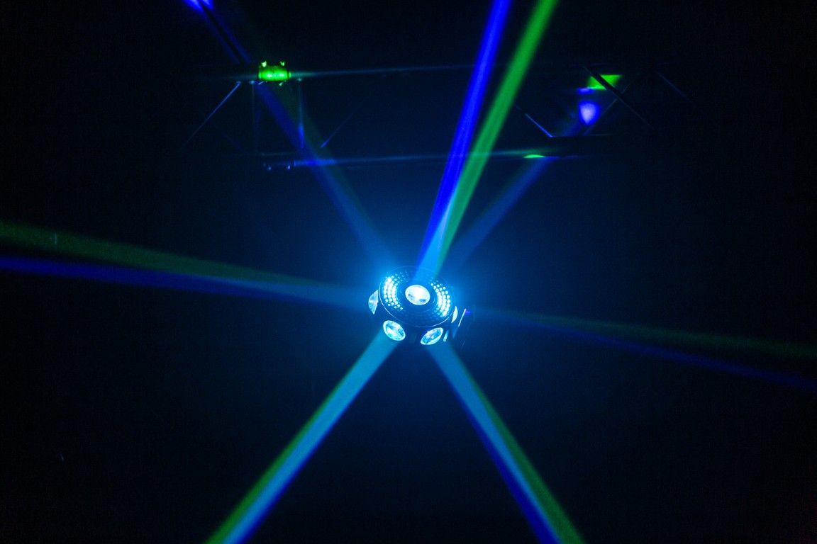 Verbluffend 4-in-1 multi-lichteffect: lasers, strobe LEDs, RGBW LEDs en RGB LEDs met mooie chase patronen - UFO X4