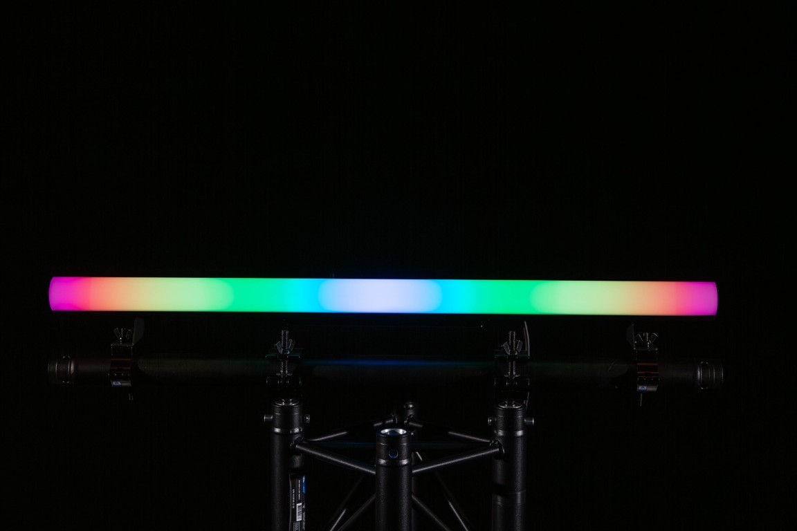 Een veelzijdige LED-effectbuis met instelbare LED-RGB-segmenten - PIXELTUBE