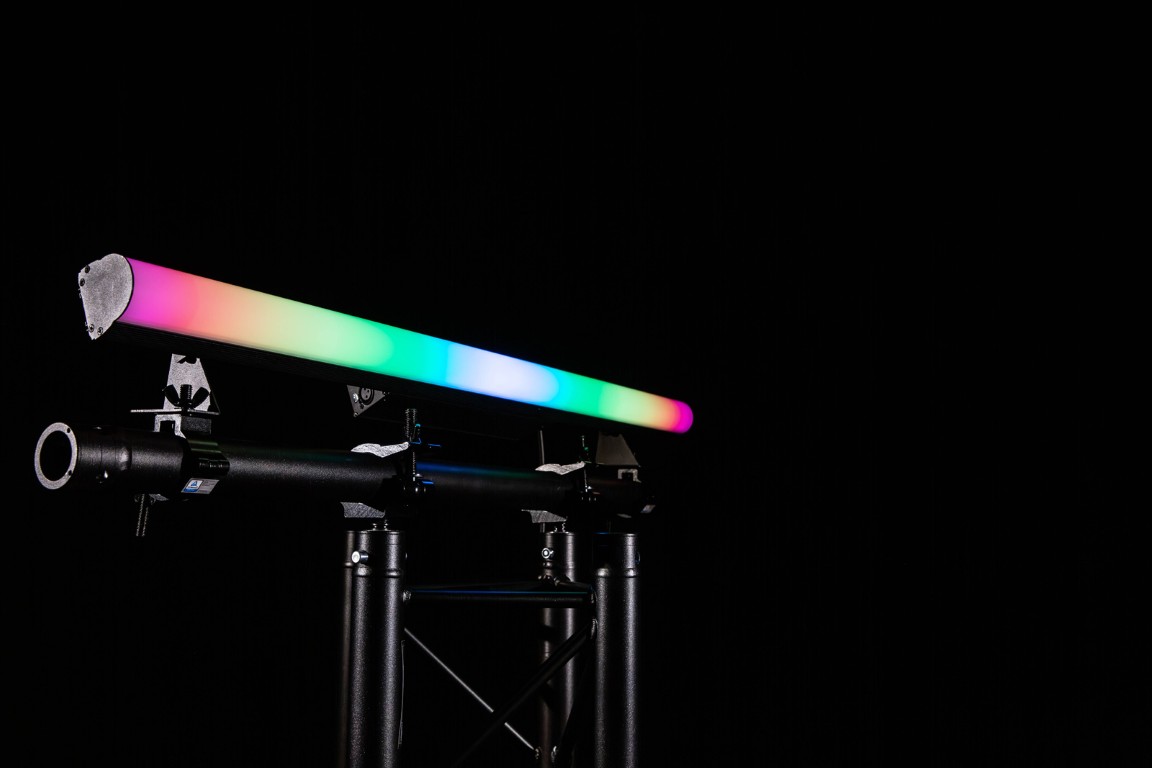 Een veelzijdige LED-effectbuis met instelbare LED-RGB-segmenten - PIXELTUBE
