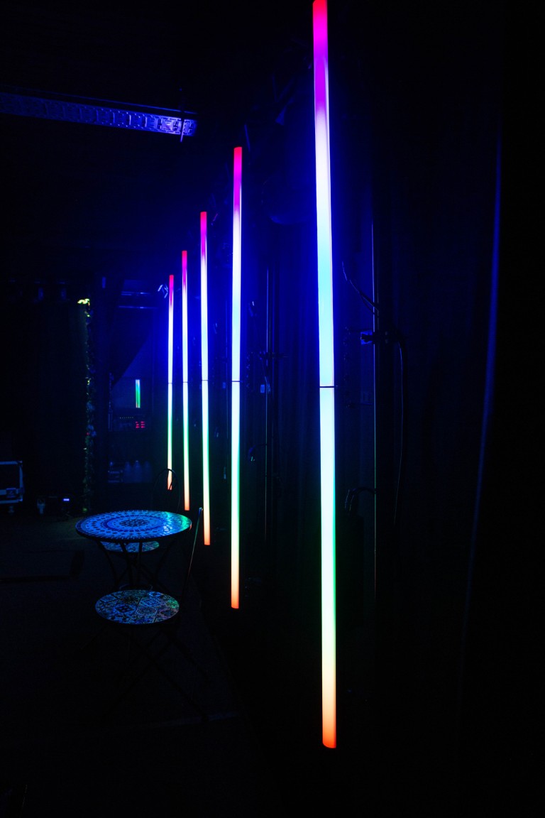 Een veelzijdige LED-effectbuis met instelbare LED-RGB-segmenten - PIXELTUBE