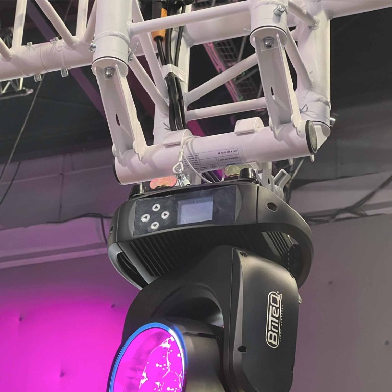 Ophangbeugel voor projector voor structuren of totems - wit Geleverd zonder conische koppeling - SUP290W