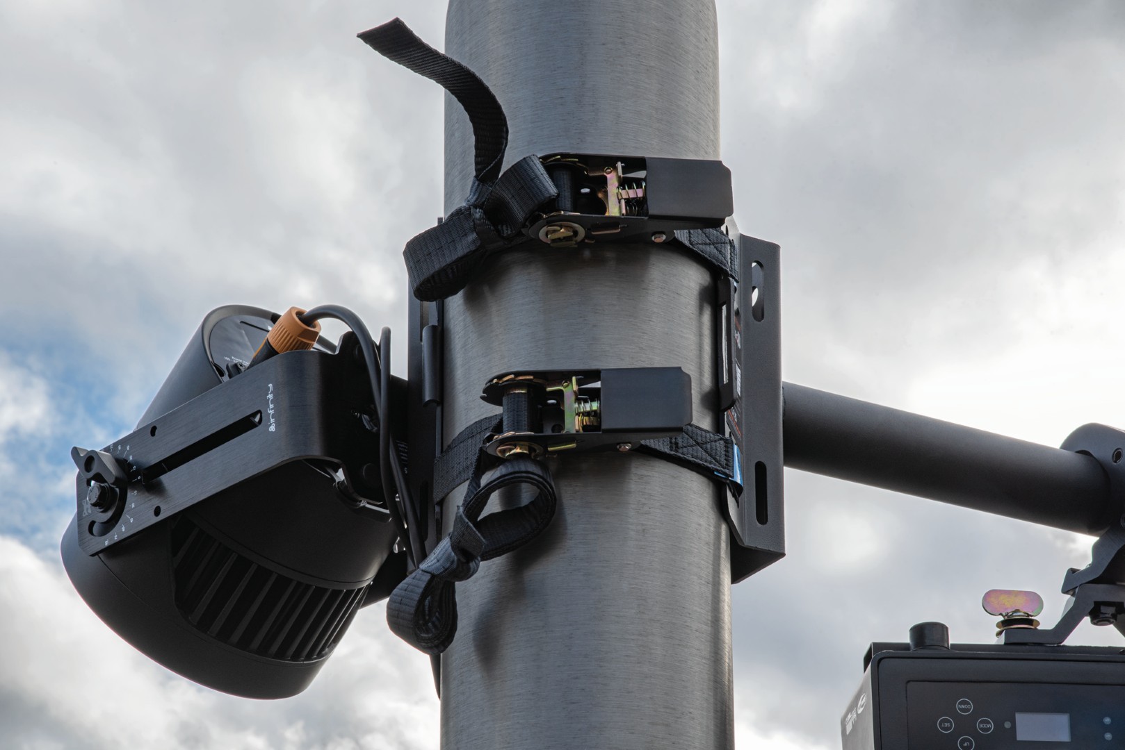 Mast & Pole Mounting Bracket Mast-/paalbeugel met ø 50 mm buis